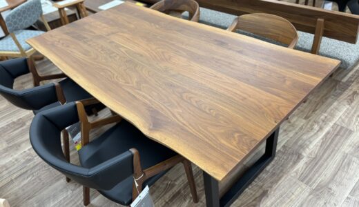 ウォールナットのダイニングテーブルで後悔する人の3パターン|老舗家具店が経年変化・塗装・色選びの本音を解説