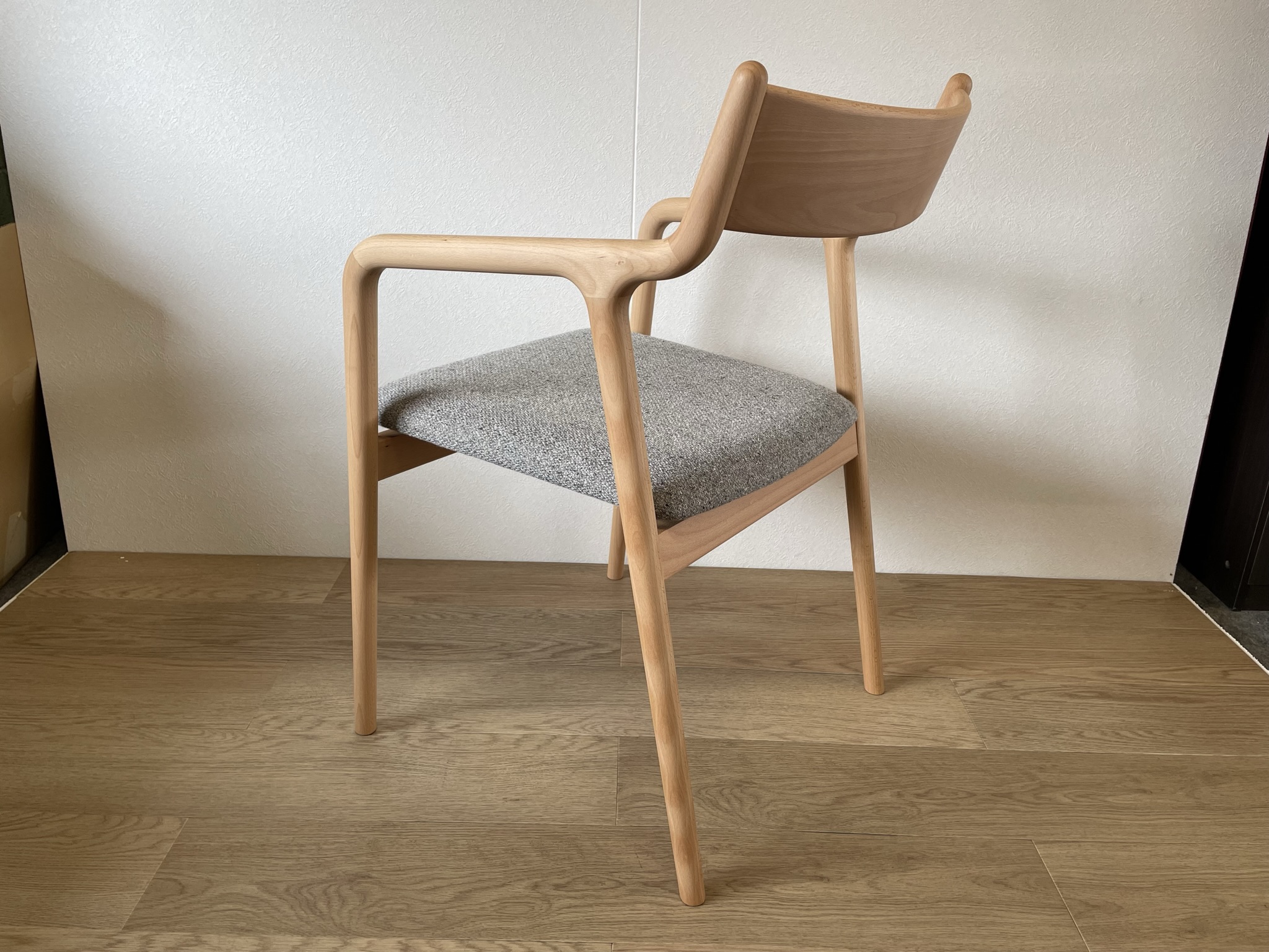 宮崎椅子製作所 | PePe arm chair ( ぺぺ アーム チェア )の魅力 購入方法やオプションについて | 国産家具GUIDE