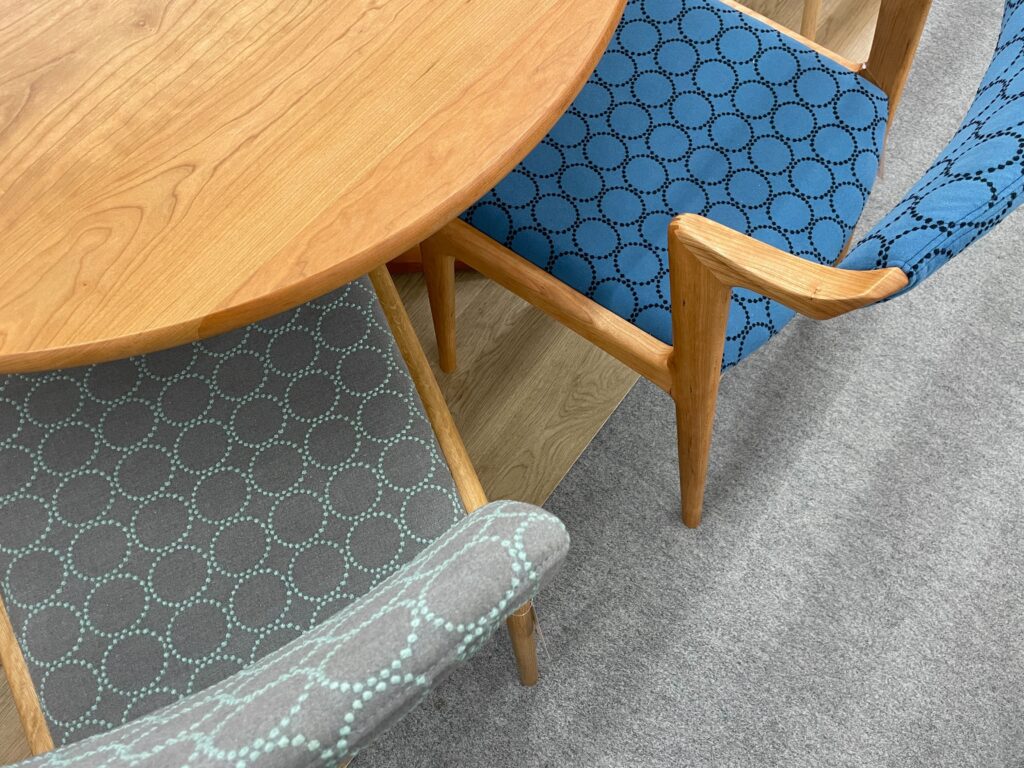 国産家具メーカーで作るミナペルホネン〈タンバリン〉の椅子―人気の