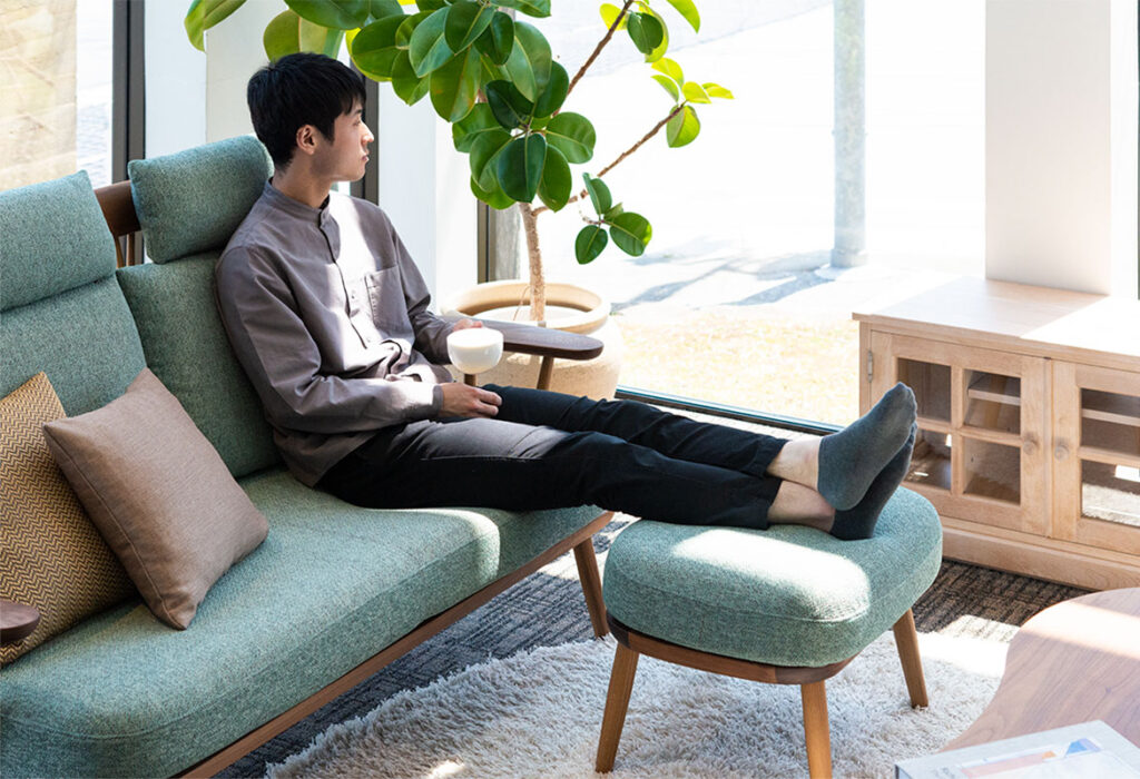 ソファにヘッドレストを取り付けた状態